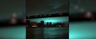 Copertina di Sono arrivati gli alieni? Il cielo di notte sopra New York diventa azzurro, stupore tra gli abitanti. Ma la vera causa…