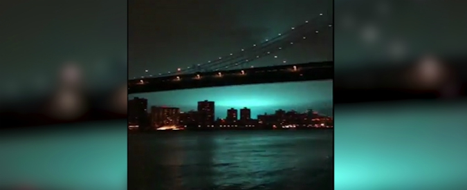 Copertina di Sono arrivati gli alieni? Il cielo di notte sopra New York diventa azzurro, stupore tra gli abitanti. Ma la vera causa…