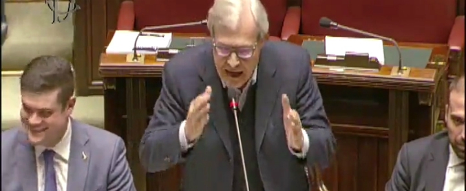 Copertina di Manovra, Sgarbi contro il M5s: “Voterò la legge mentre vi osservo precipitare”. Poi cita Foucault: “Morirete giovani”