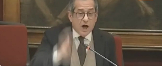 Copertina di Manovra, Tria sbotta contro il Pd: “Mi avete massacrato, ora mi fate parlare”. “A chi lo dice?”. Insulti dalle opposizioni