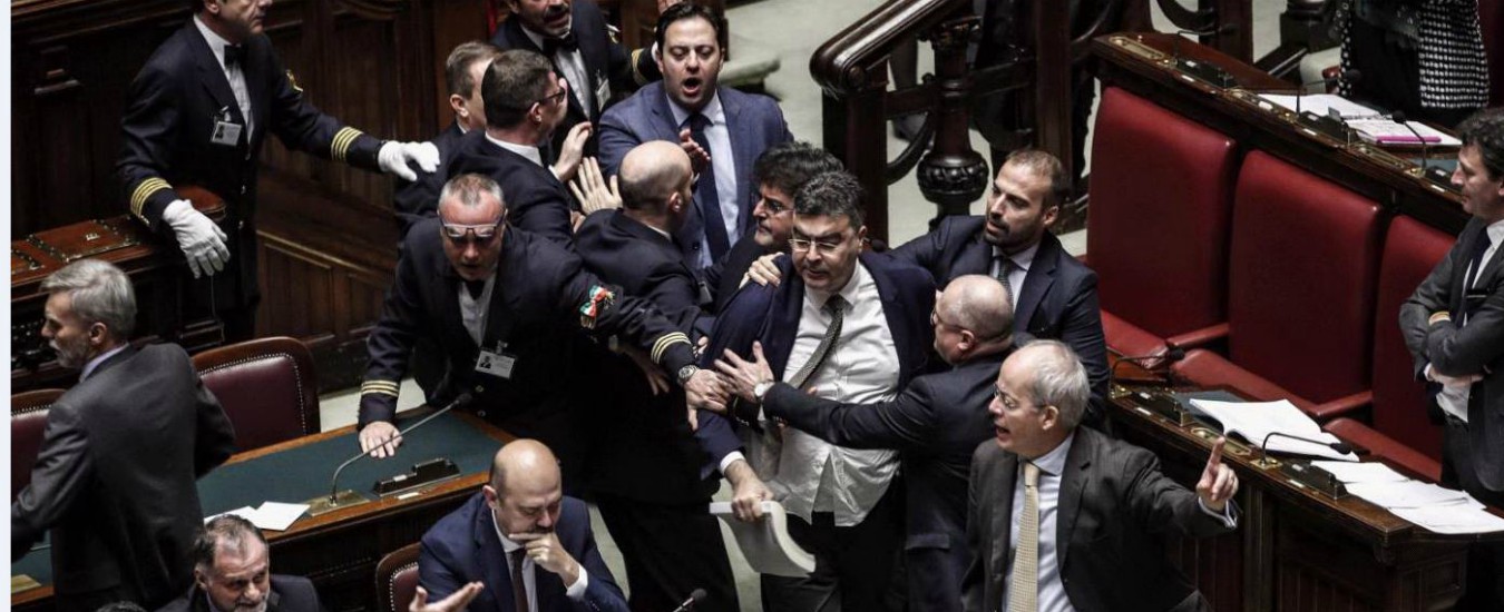 Risultato immagini per sfiorata rissa in parlamento italiano