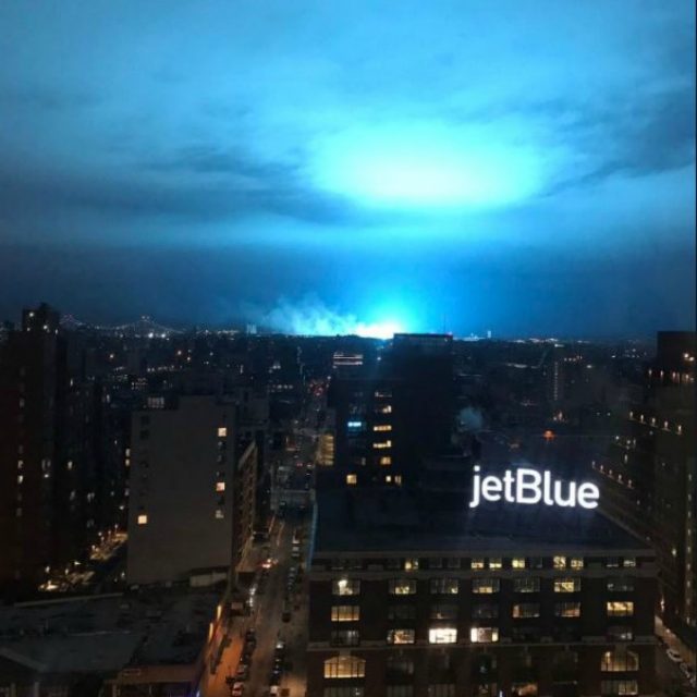 Usa, una luce blu accende il cielo di New York: “Nessuna invasione aliena o minaccia dallo spazio, è esplosa una centrale elettrica”