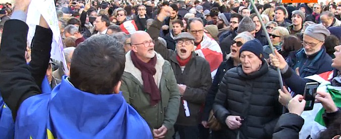 Copertina di Manovra, Pd in presidio davanti a Montecitorio. E la piazza intona Bella ciao e cori sull’onestà