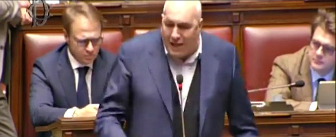 Copertina di Manovra, Crosetto: “Cambiano regole del calcio e tutti si stracciano le vesti. Si infrange la Costituzione e ce ne sbattiamo”