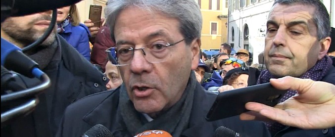 Copertina di Manovra, Gentiloni: “Pericolosa, avremmo potuto migliorarla evitando il prelievo ai pensionati e la tassa sul volontariato”