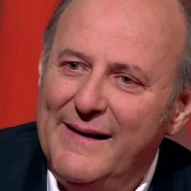 Gerry Scotti rivela: “Mi hanno salvato i pannolini”. Poi la frase su Silvio Berlusconi: “Quando scese in campo…”