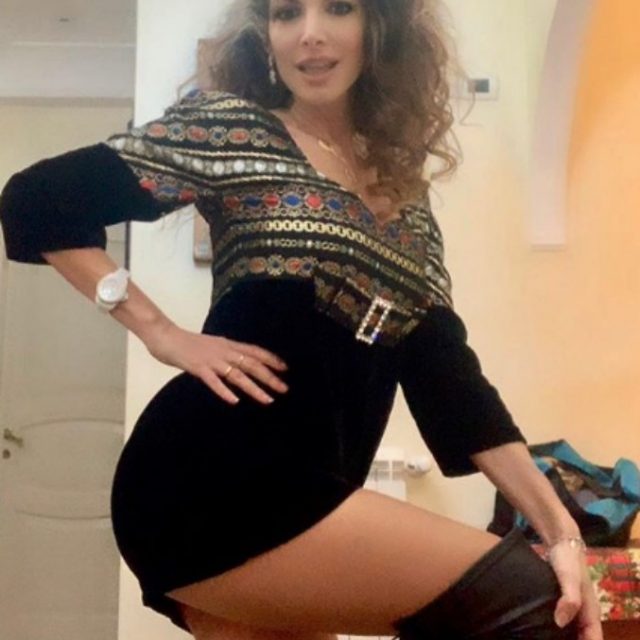 Maria Monsè, la ex del Grande Fratello Vip in posa sexy su Instagram: “Me l’ha chiesto mia figlia per prendere i like”. E scoppia la polemica
