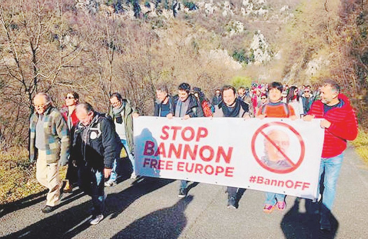 Copertina di No alla “Certosa di Bannon”: 300 in marcia. “Via la nuova destra dall’abbazia di Trisulti”