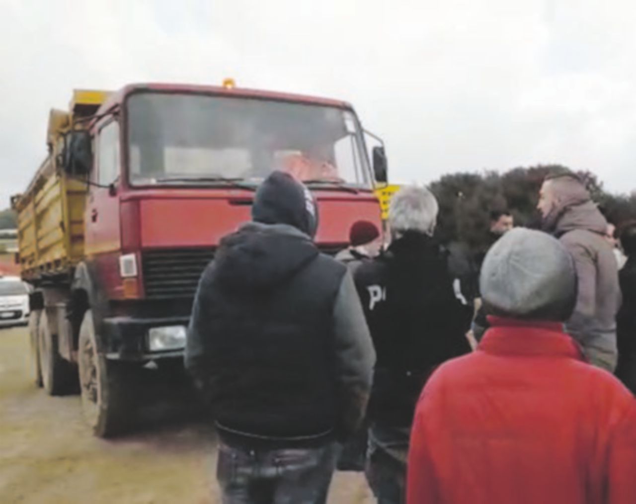 Copertina di No Tap, proteste al cantiere per impedire i lavori: un attivista finisce in Questura