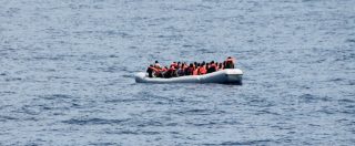 Copertina di Migranti, 15 persone a bordo di un gommone sbarcano a Lampedusa: “Soccorsi vicino all’isola”