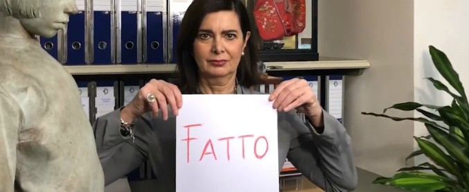 Copertina di Manovra, Boldrini la spiega con i cartelli: “Volete davvero sapere in cosa consiste?”