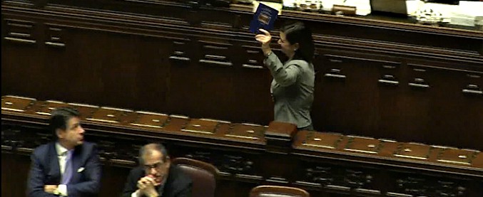 Copertina di Manovra, i deputati di Liberi e uguali espongono la Costituzione durante il voto: “Premiate evasori e furbetti”
