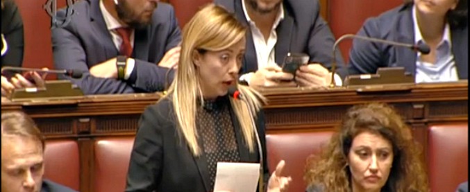 Copertina di Da “Fiano-Hulk” a “Juncker che brinda”, Meloni contro la manovra: “Taglio pensioni contributive? Esproprio proletario”