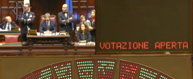 Copertina di Manovra, ok definitivo della Camera con 313 voti a favore. L’annuncio di Fico e l’applauso della maggioranza