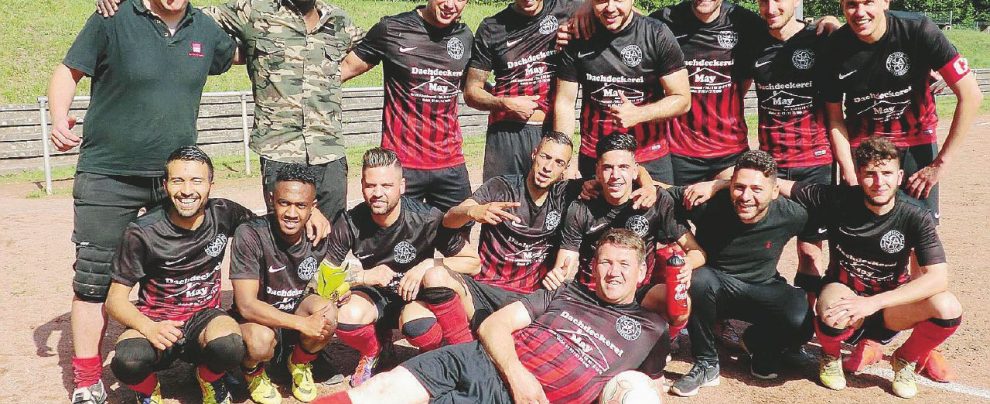La squadra dell’Sc Altenkessel 07, team che milita nelle categorie inferiori tedesche da ben 111 anni La fabbrica, la frontiera e la squadra su terra rossa