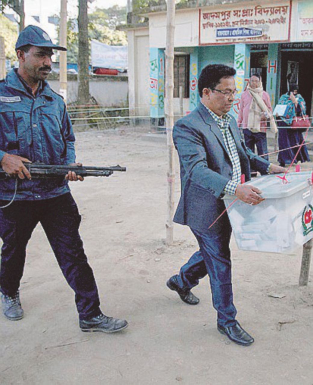 Copertina di Elezioni di sangue: almeno 16 morti e quarto mandato per la Hasina