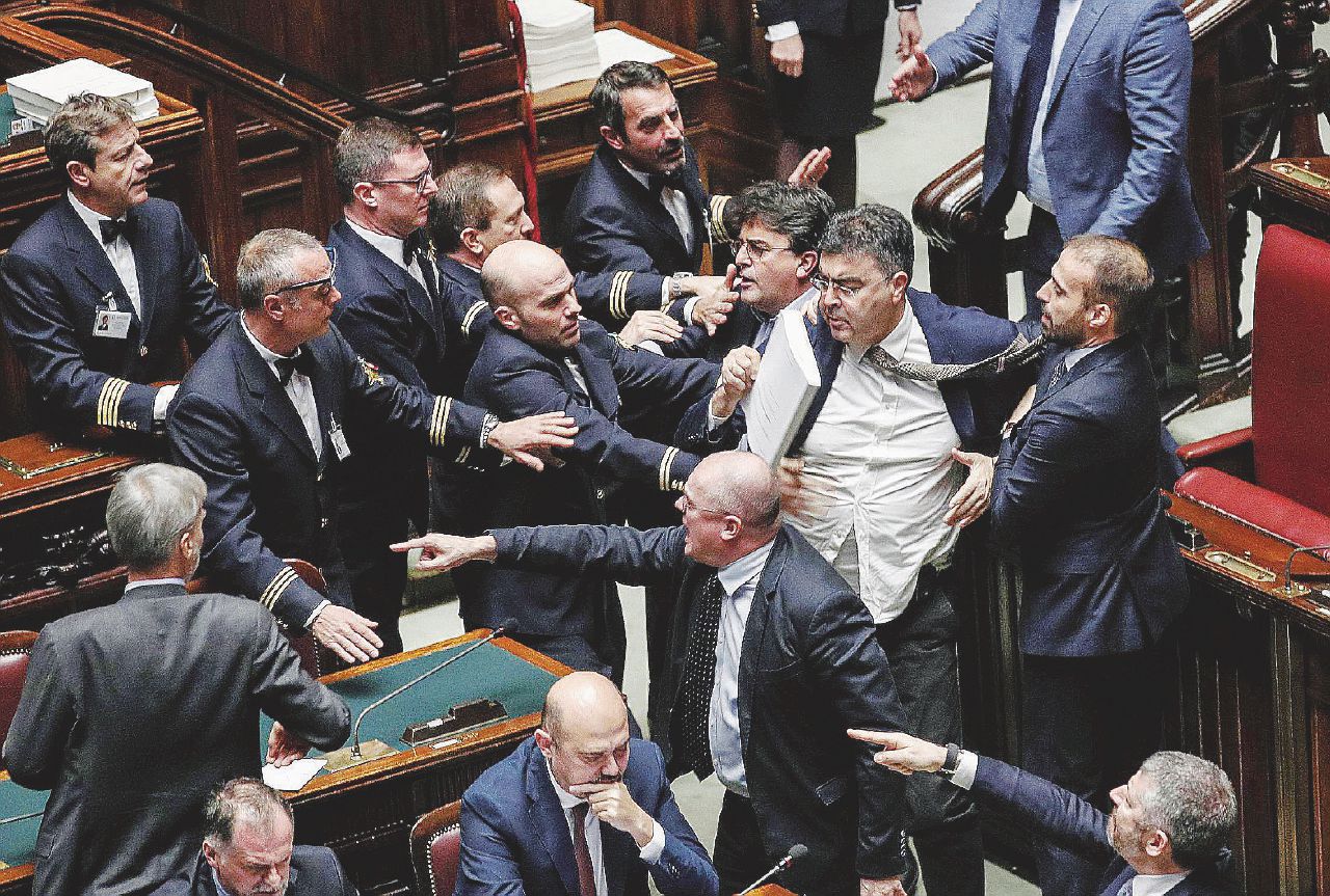 Bolgia alla Camera tra gilet azzurri, botte e fiocchi rosa