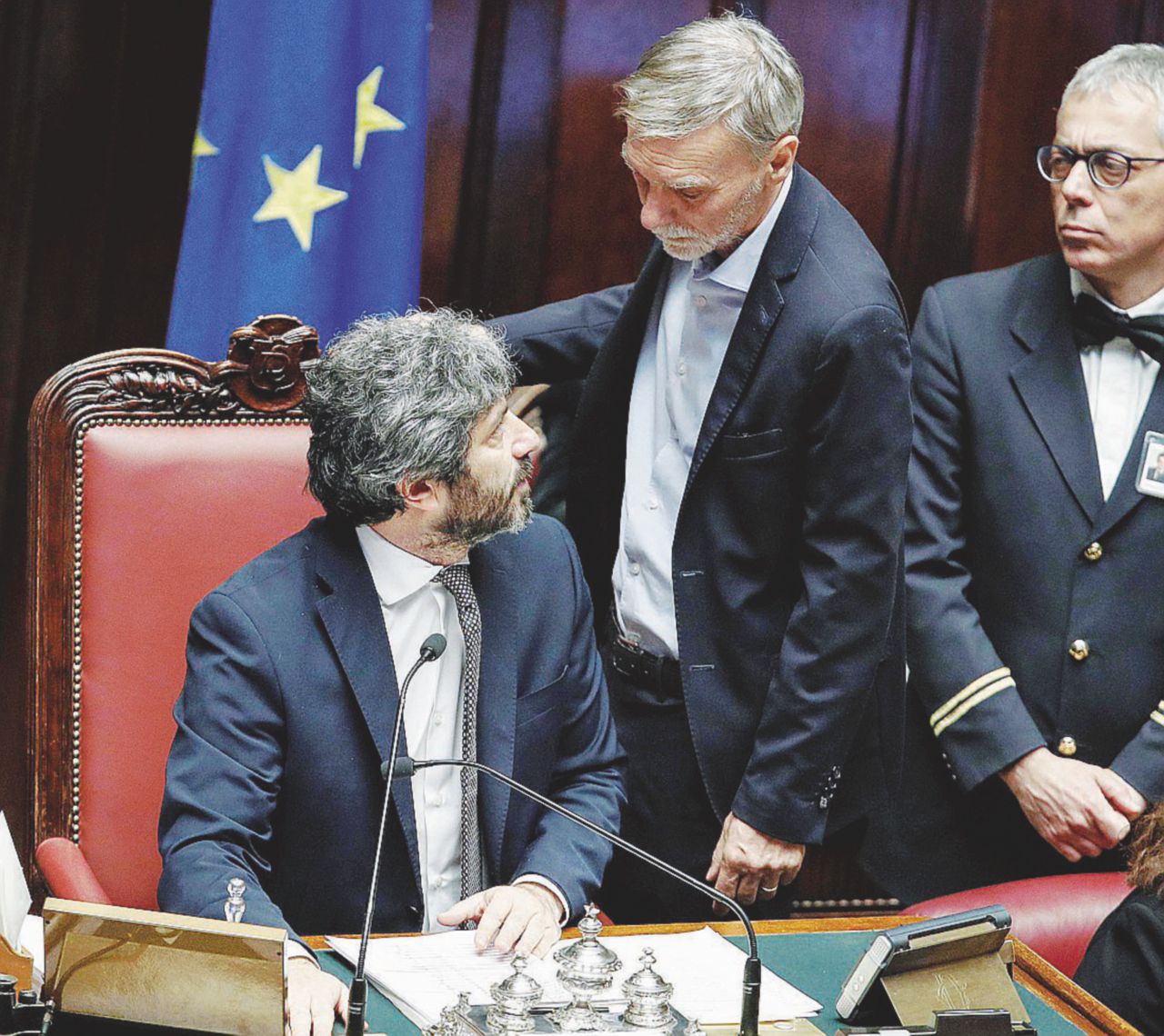 Voti al minimo, sì alla manovra. Gentiloni s’infuria con Delrio