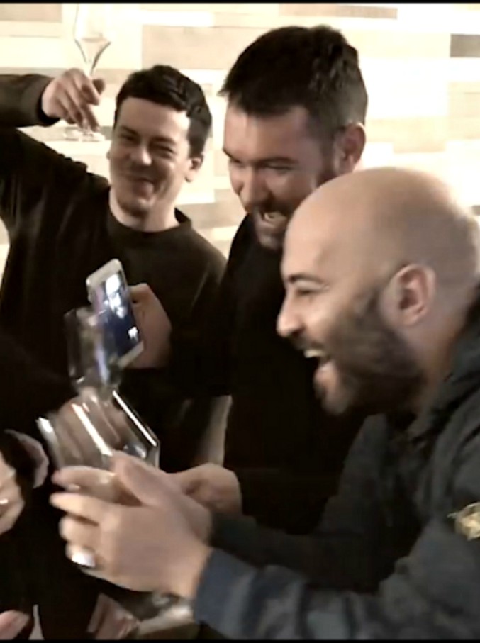 Copertina di Negramaro, auguri di fine anno con sorpresa: il chitarrista Lele Spedicato appare per la prima volta dopo la malattia