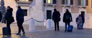 Copertina di Manovra, dopo il voto i parlamentari vanno in vacanza: il via vai di trolley fuori da Montecitorio
