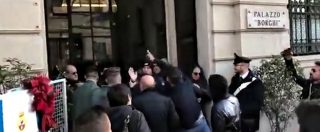Copertina di Gallarate, famiglie Sinti per strada dopo lo sgombero: urla, proteste e vetri rotti al palazzo comunale