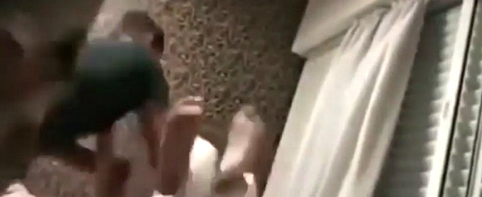 Copertina di Violenza sulle donne, il fidanzato la picchia tra le mura di casa: lei filma con il cellulare e consegna tutto alla polizia