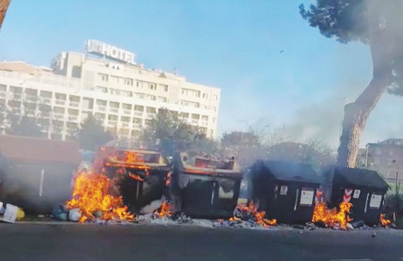 Copertina di Rifiuti in strada e cassonetti in fiamme: 160 incendi nella notte di Capodanno