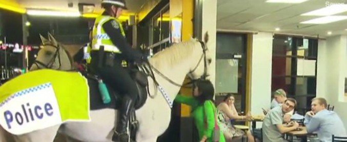 Copertina di Cerca di sferrare un pugno ad un agente, l’anno inizia in modo burrascoso per questa donna di Adelaide