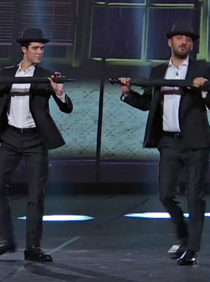 Copertina di Danza con me, Roberto Bolle fa ballare tutti: così trasforma Cesare Cremonini in Gene Kelly (o quasi)