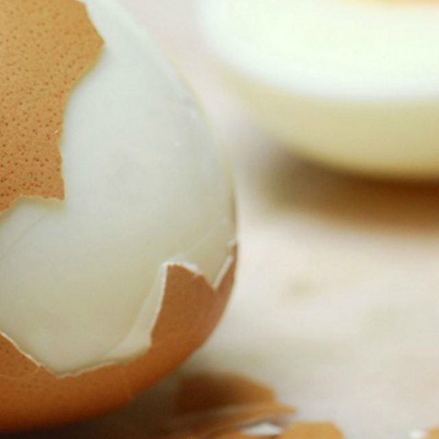 Uovo esplode dopo la cottura in microonde, ragazza di 19 anni perde la vista per alcuni giorni
