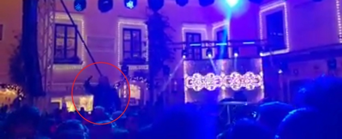 Copertina di Capri, la festa di Capodanno in centro è un flop. Il Comune: “Uno show indegno, chiediamo i danni”. Il video dalla piazza