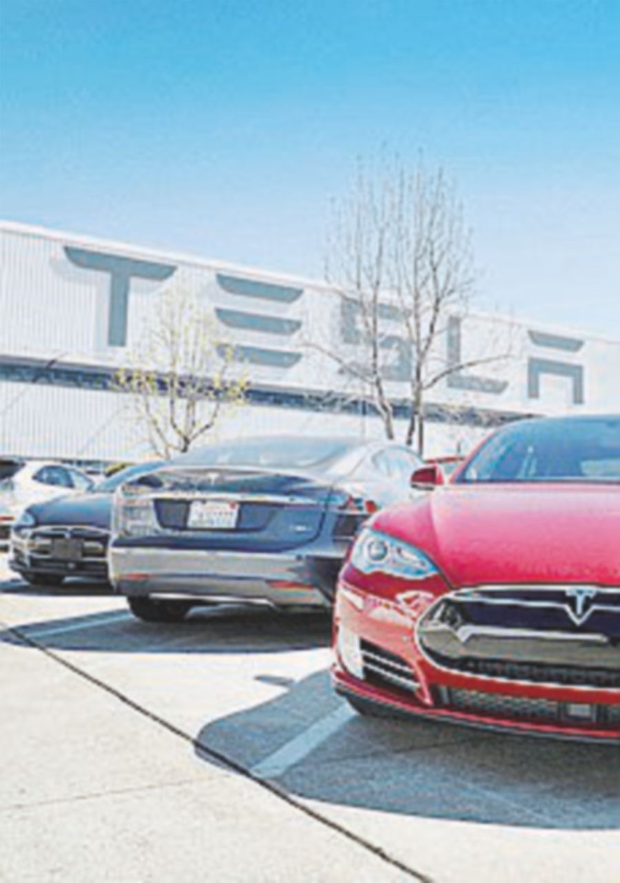 Copertina di Consegne sotto attese e taglio dei prezzi: Tesla crolla in borsa