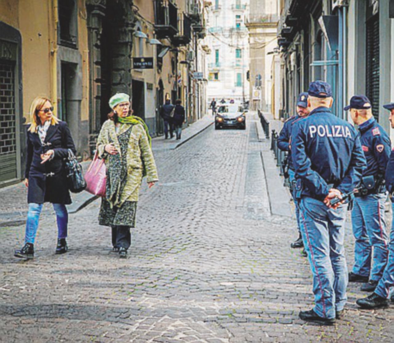 La fidanzata vuole lasciarlo, lui la trascina in strada al guinzaglio. Arrestato prima del linciaggio