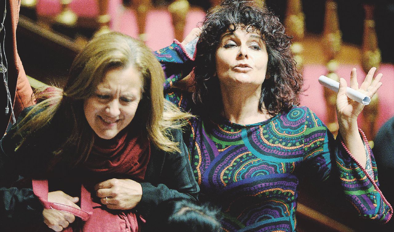 Copertina di Nugnes e le altre: così Fico finisce in squadra coi ribelli