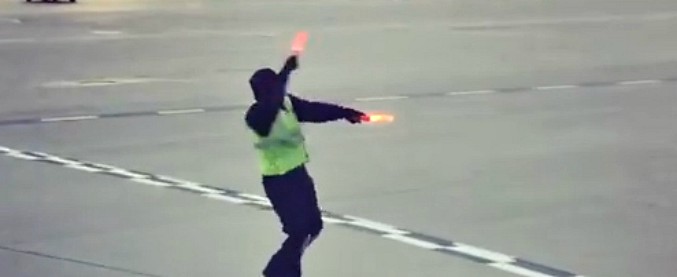 Copertina di La bimba piange prima del decollo: ecco cosa si inventa questo assistente per calmarla. E il video fa il giro del mondo