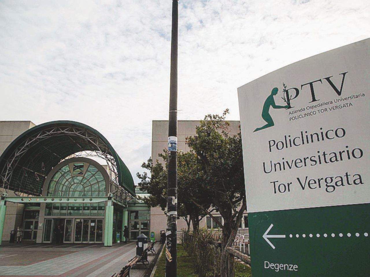 Tor Vergata: 60enne, ricoverato per una polmonite, cade dalla barella e poco dopo muore