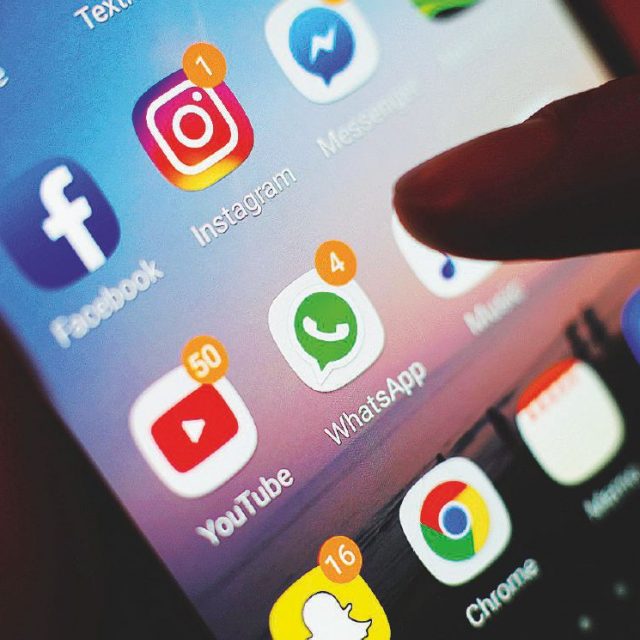 “Si è iscritto al cineclub a cui partecipo e ha iniziato a mandarmi foto del suo membro sessuale. Cosa devo fare?”: il dilemma di una ragazza