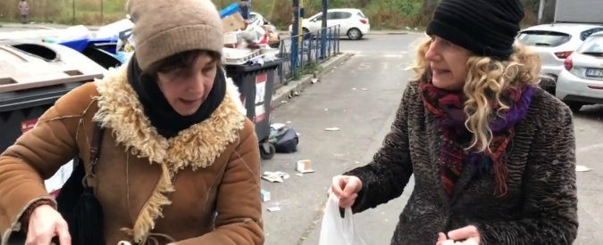 Copertina di Roma, lo sketch “anti-monnezza” delle attrici Maria Amelia Monti e Angela Finocchiaro: “E questo dove lo metti?”