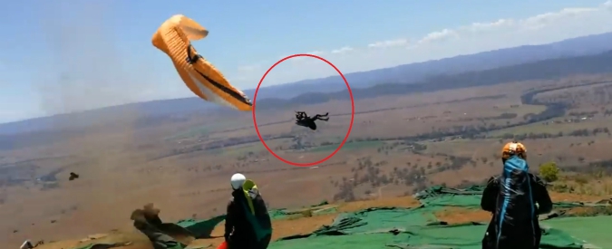 Copertina di Quando il volo in parapendio si trasforma in incubo: sta per lanciarsi dalla rupe ma viene sorpreso da un vortice di sabbia