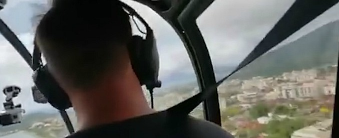 Copertina di L’elicottero sorvola la costa di Ubatuba ma qualcosa va storto: il volo turistico finisce in tragedia. E la passeggera riprende tutto