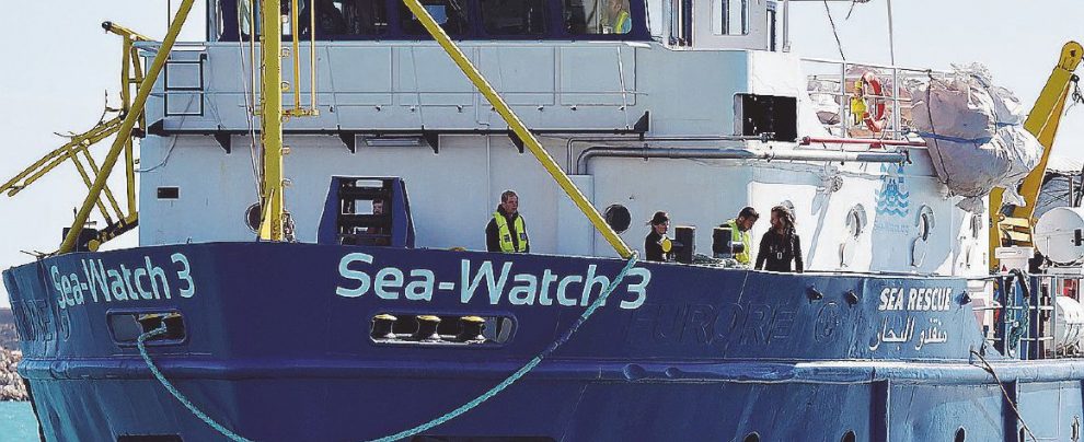 Di Maio nei guai coi sindaci sfida Salvini sui migranti Di Maio nei guai coi sindaci sfida Salvini sui migranti