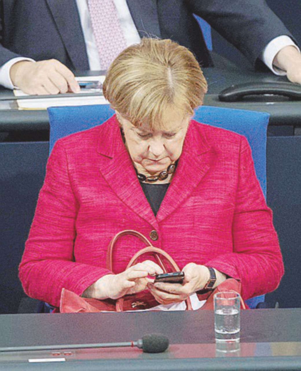 I dati di Merkel e centinaia di politici finiscono su Twitter