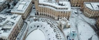 Copertina di Lecce, la città pugliese è ricoperta dalla neve: le bellezze barocche imbiancate in un video spettacolare