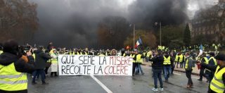 Copertina di Gilet gialli, a Parigi 4mila persone per l’8° sabato di proteste: manifestanti sfondano con una ruspa la porta di un ministero