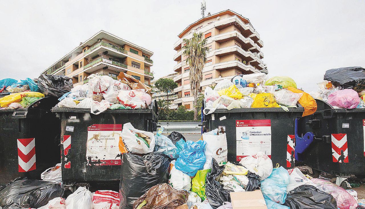 Copertina di Tmb e furbetti del badge nel dossier rifiuti di Raggi