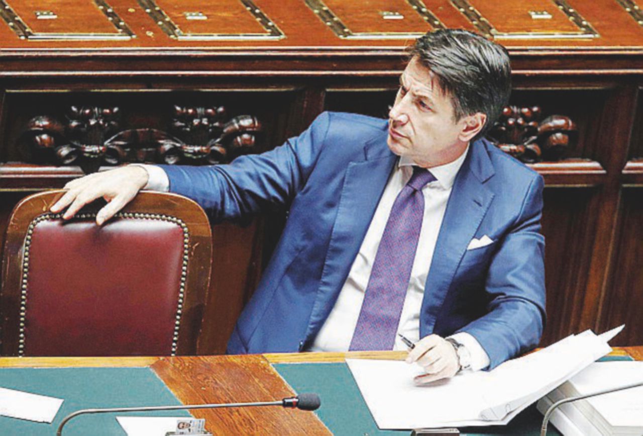 Copertina di L’assist di Fico a Di Maio (che torna a fare il duro). Conte media da solo