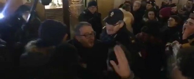 Copertina di L’Aquila, il sindaco Biondi (FdI) perde le staffe e spintona un contestatore durante la manifestazione anti-Salvini