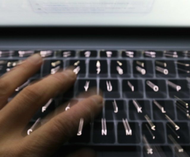 “Chi, a parte forse mia madre, vorrebbe comprarlo?”: giornalista del New York Times scopre su Amazon una biografia su di lei scritta dall’intelligenza artificiale