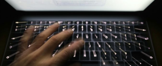 “Chi, a parte forse mia madre, vorrebbe comprarlo?”: giornalista del New York Times scopre su Amazon una biografia su di lei scritta dall’intelligenza artificiale