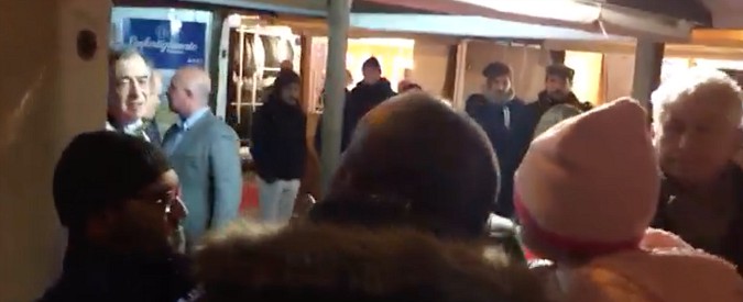 Copertina di Palermo, un gruppo di cittadini contesta il sindaco Leoluca Orlando: “E’ una vita che glielo voglio dire. Lei è un cornuto”
